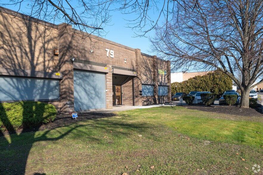 More Photos Of 75 E Jefryn Blvd, Deer Park Warehouse For Sale