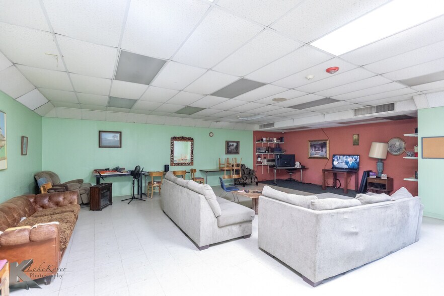 More Photos Of 1109 Oak St, Abilene Shelter For Sale