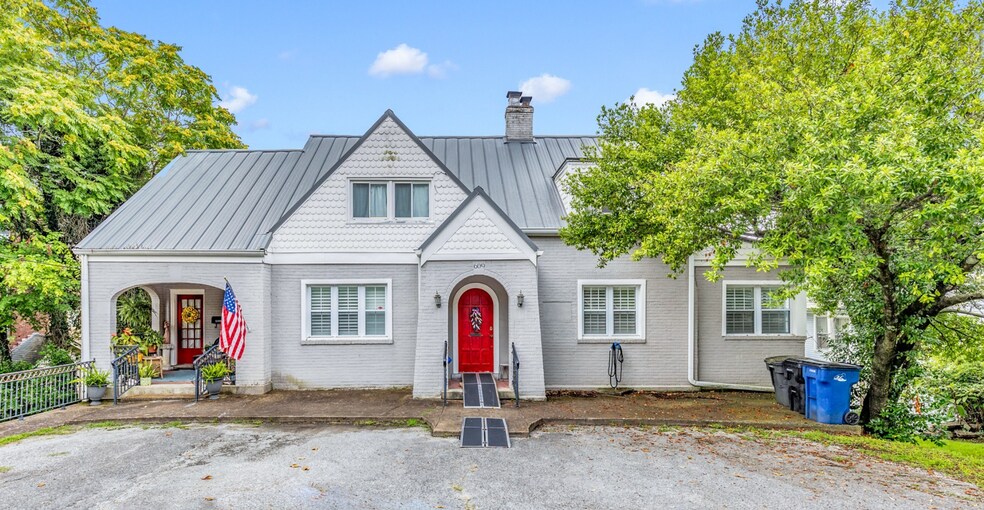 Primary Photo Of 609 W 7th St, Columbia Office For Sale