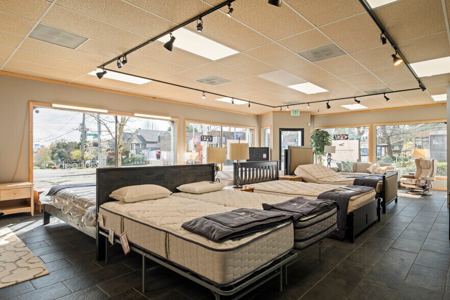 More Photos Of 300 NE 45th St, Seattle Freestanding For Sale