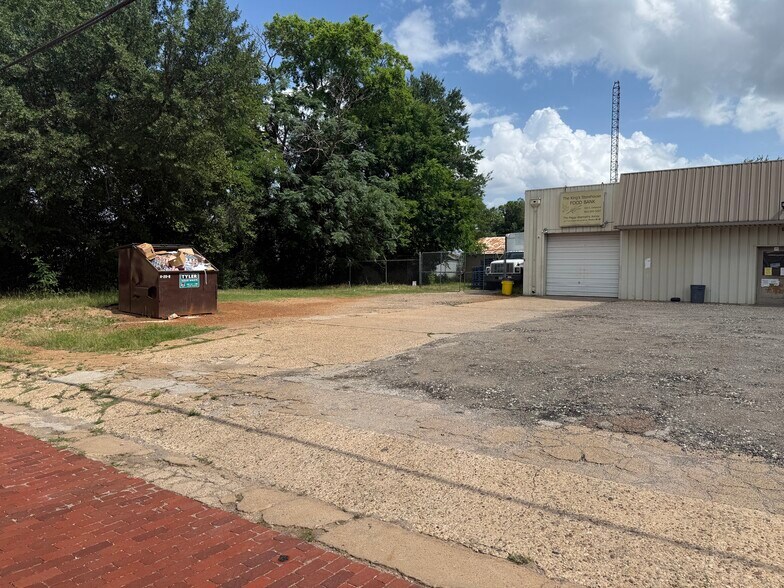 More Photos Of 503 E Oakwood St, Tyler Distribution For Sale