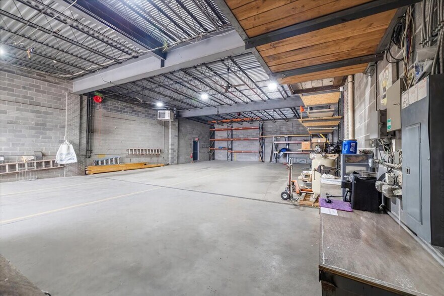 More Photos Of 456 Walker St, Fairview Light Distribution For Lease