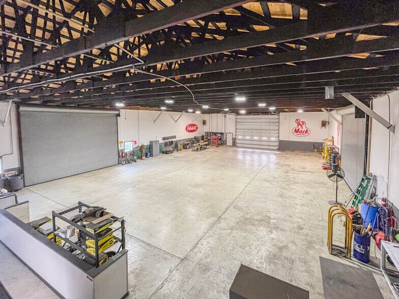 More Photos Of 1625 W Duke Rd, Sutherlin Warehouse For Sale