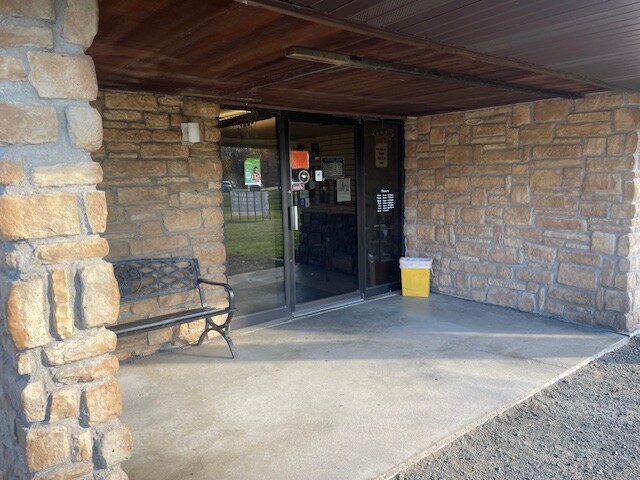 More Photos Of 421 5th St, Centuria Veterinarian Kennel For Sale