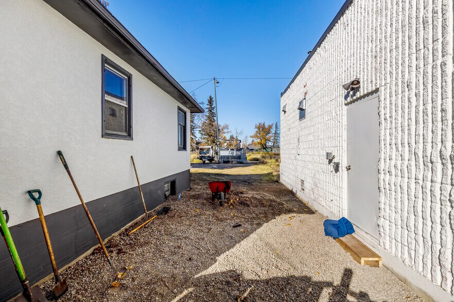 More Photos Of 1507 20 Av NW, Calgary Freestanding For Sale