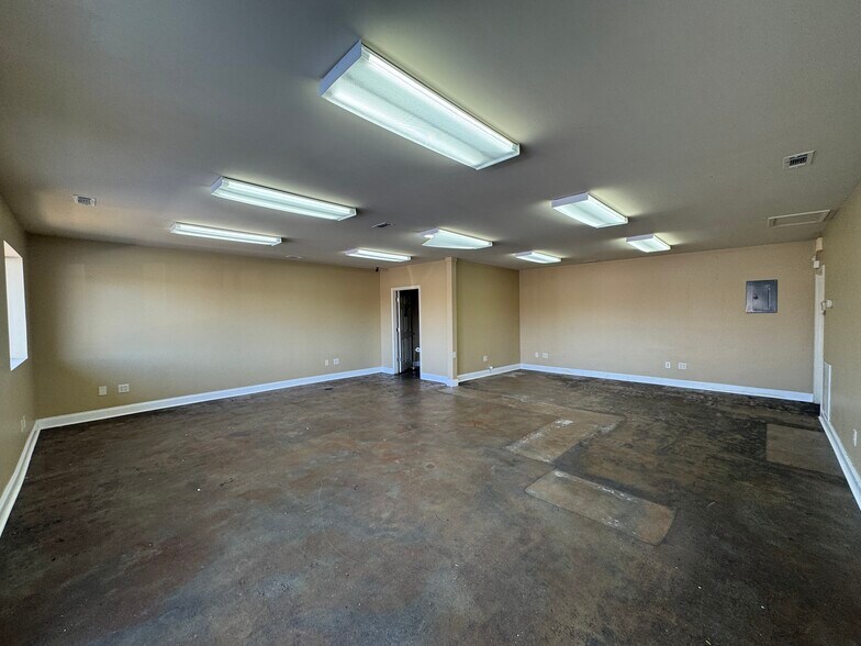 More Photos Of 1109 Jennings Ave, Seneca Flex For Lease