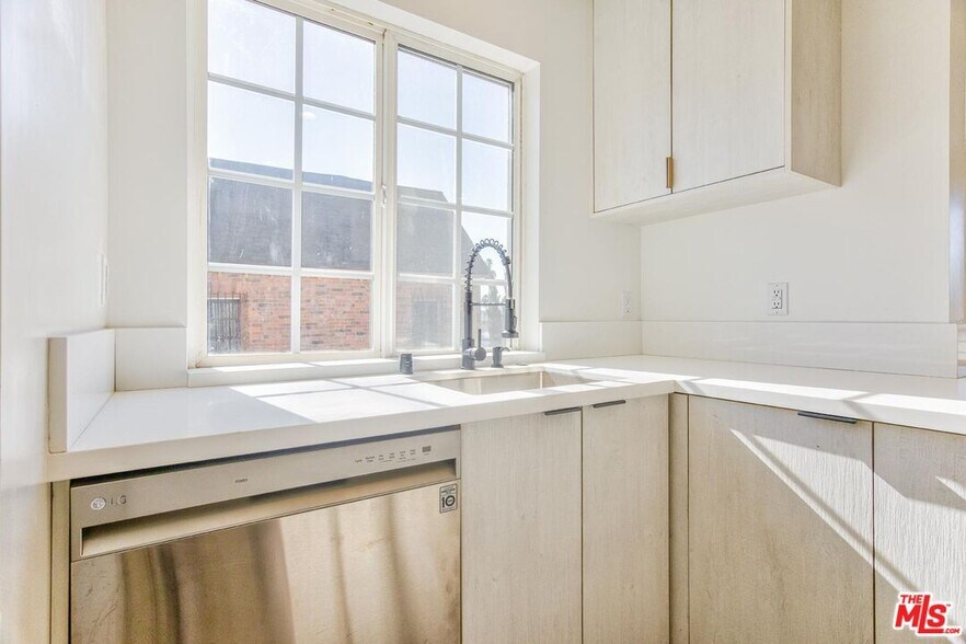 More Photos Of 158 N Edgemont St, Los Angeles Multifamily For Sale