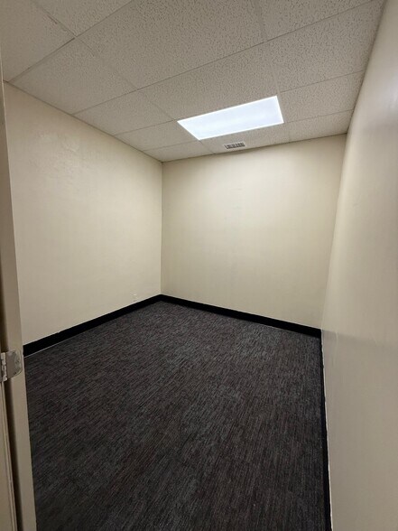 More Photos Of 4517-4525 Hollywood Blvd, Hollywood Storefront Retail Office For Lease