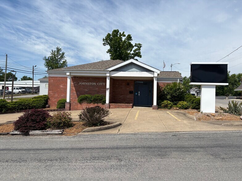 More Photos Of 201 W Broadway Blvd, Johnston City Office For Sale