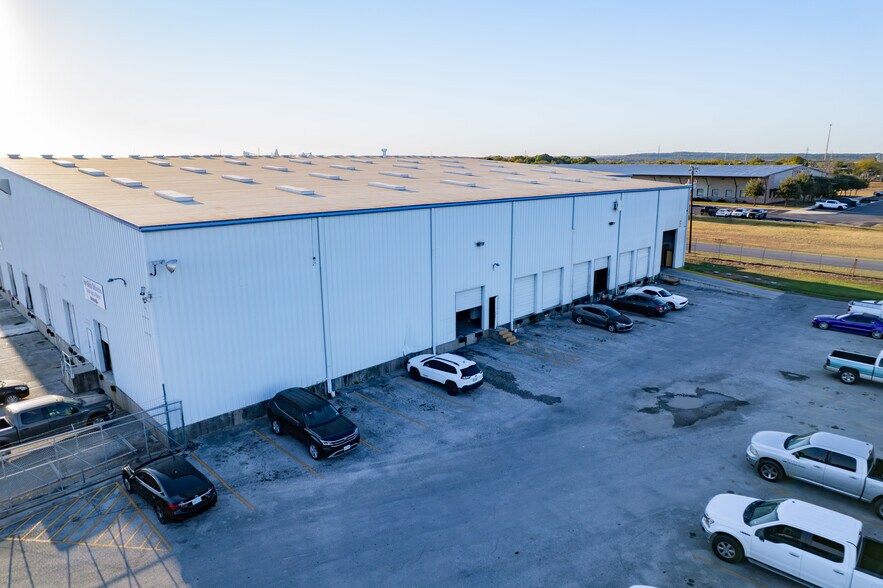 More Photos Of 8175 Bracken Creek Dr, San Antonio Distribution For Lease