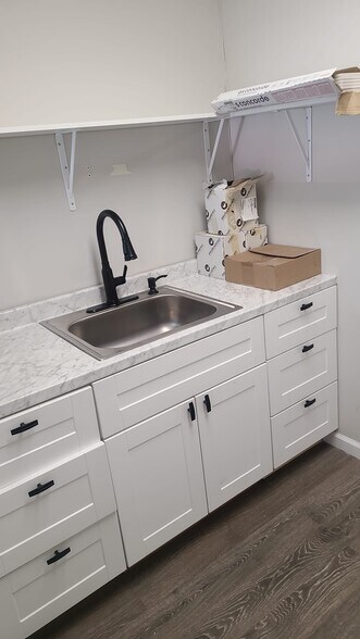 More Photos Of 9-19 Bayveiw, Inwood Storefront Retail Office For Lease