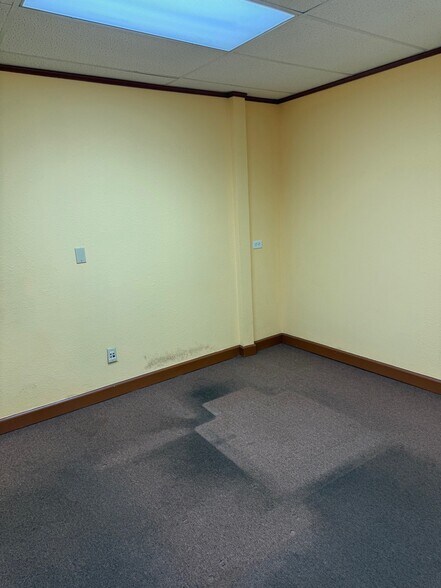 More Photos Of 11911-11913 Warfield St, San Antonio Warehouse For Sale