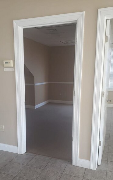 More Photos Of 27 Town Line Rd, Wethersfield Office For Lease