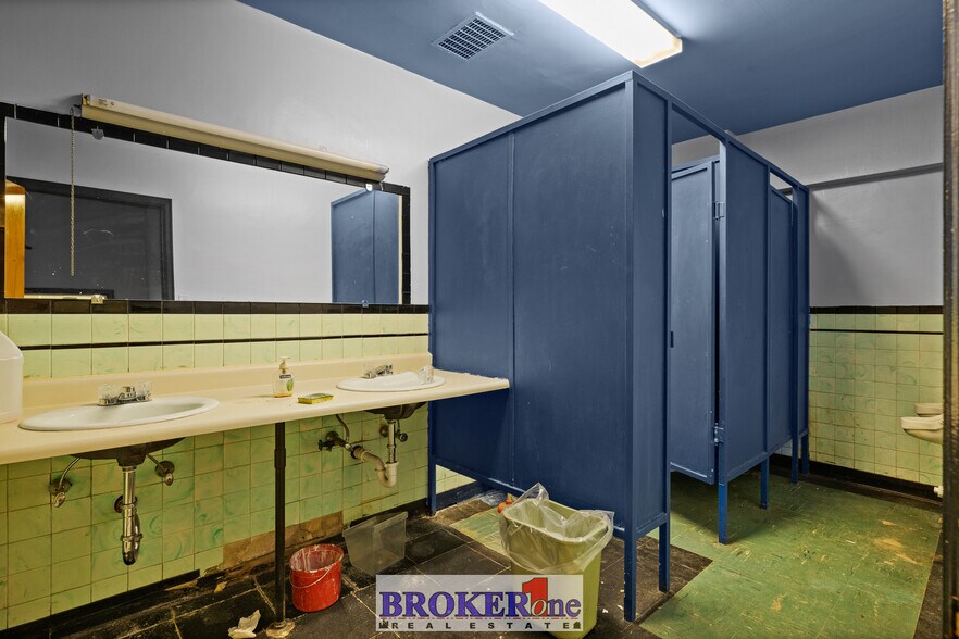 More Photos Of 225 N Wolcott St, Casper Flex For Sale