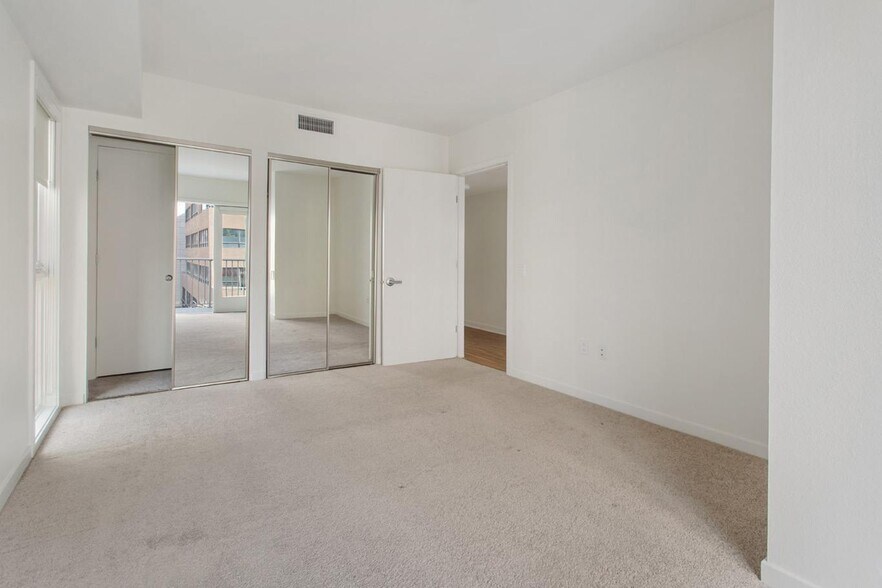 More Photos Of 214 Santa Monica Blvd, Santa Monica Apartments For Lease