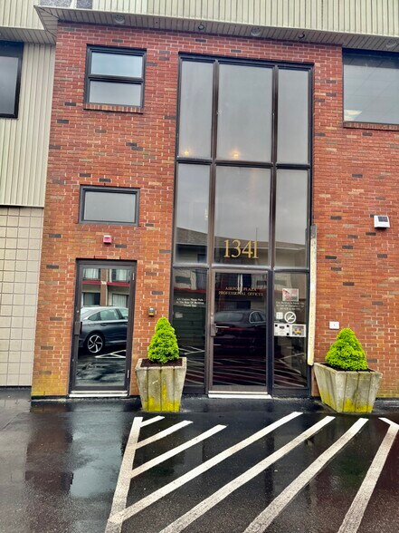 More Photos Of 1341 W Main Rd, Middletown Storefront Retail Office For Lease