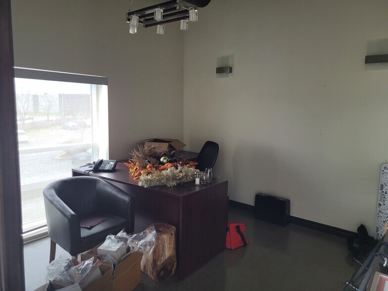 More Photos Of 10 Rue Gaston-Dumoulin, Blainville Light Distribution For Lease