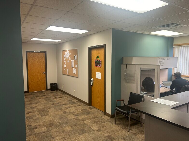 More Photos Of 1959 Sloan Pl N, Maplewood Office For Lease