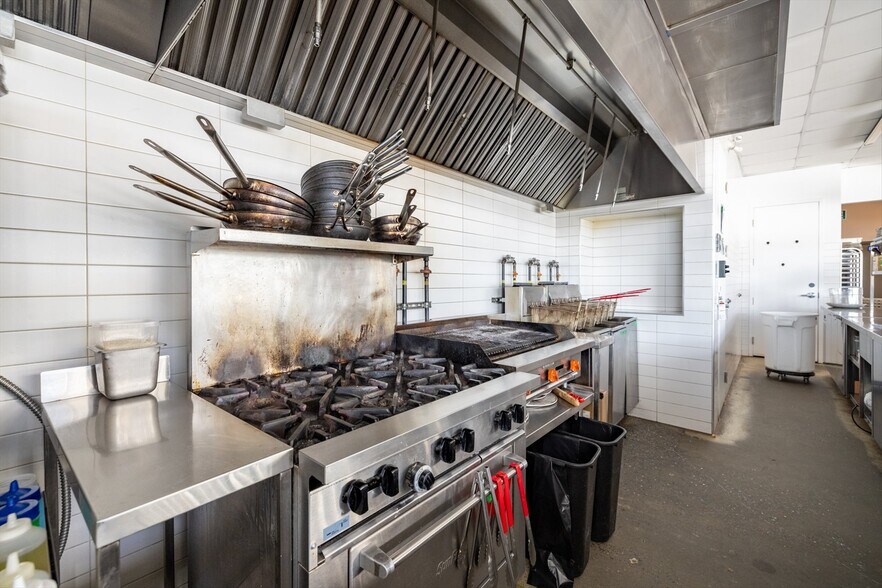 More Photos Of 65 Rue De La Rive Droite, Bromont Storefront Retail Office For Sale