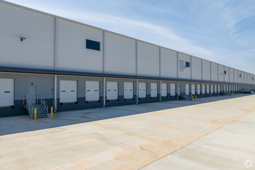 More Photos Of 460 Joe Frank Harris Pky SE, Emerson Distribution For Lease