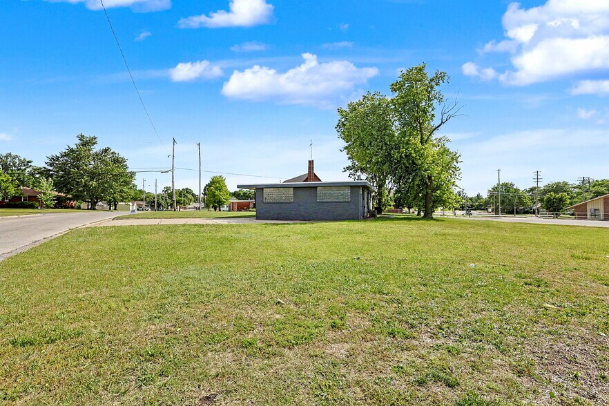 More Photos Of 1601 N State St, Augusta Office For Sale