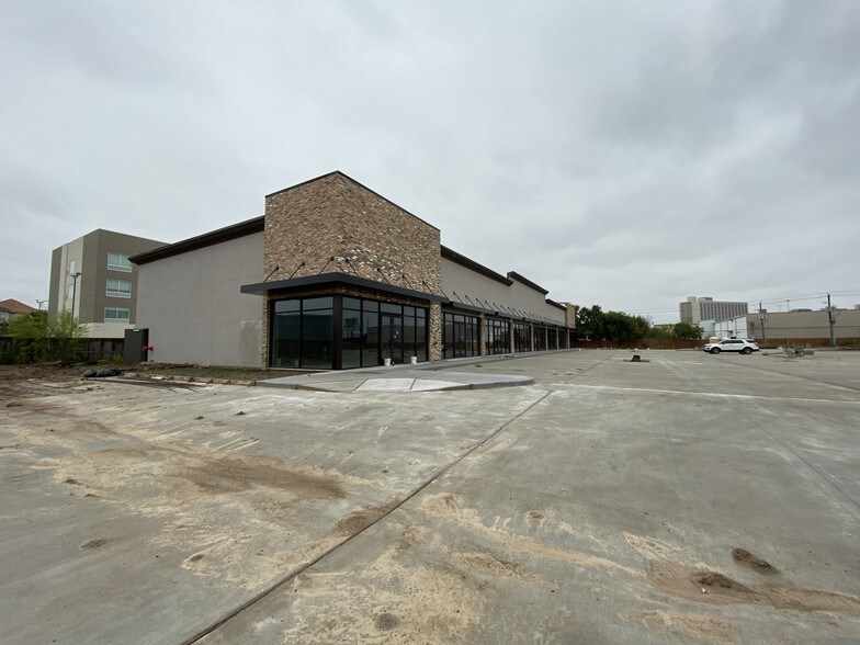 More Photos Of 6860 Southwest Fwy, Houston Storefront Retail Office For Lease