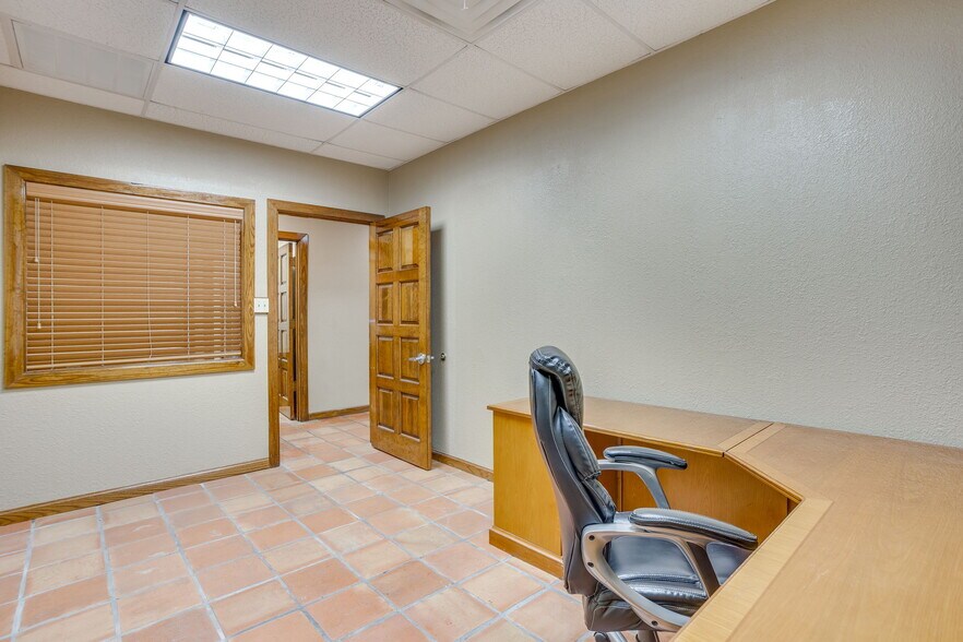 More Photos Of 3500 Noble Ave, Fort Worth Flex For Lease