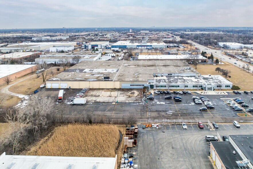 More Photos Of 313 S Rohlwing Rd, Addison Distribution For Lease