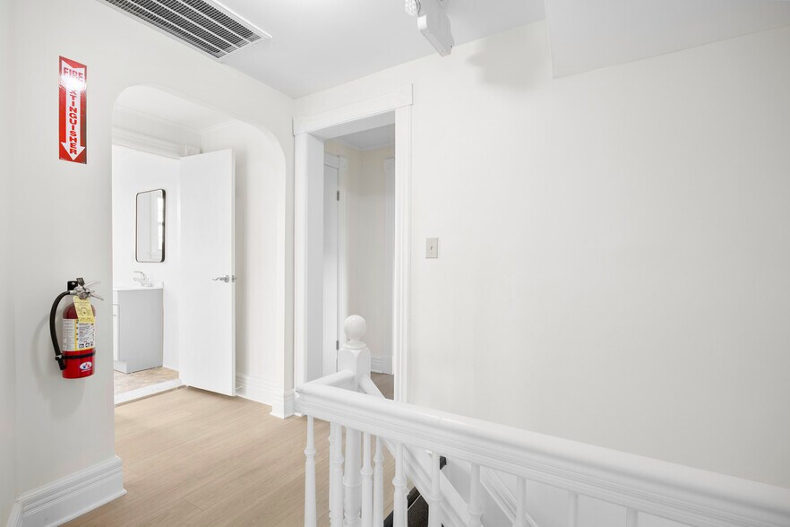 More Photos Of 267 Wolf Rd, Latham Office For Lease