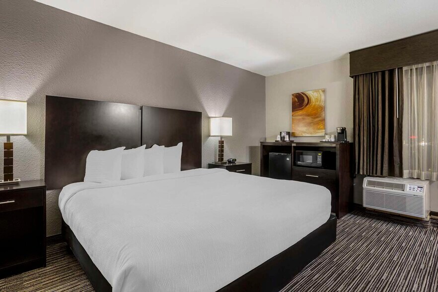 More Photos Of 2911 Gilmore Dr, Jonesboro Hotel For Sale