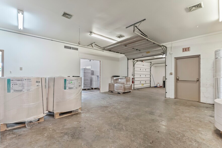 More Photos Of 935 Chestnut St, Gap Showroom For Sale