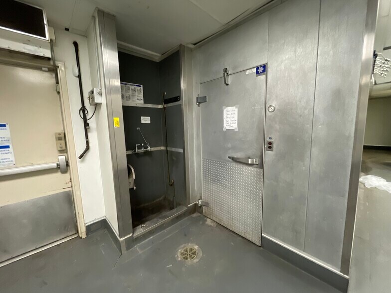 More Photos Of 7862 Montgomery Rd, Cincinnati Restaurant For Lease