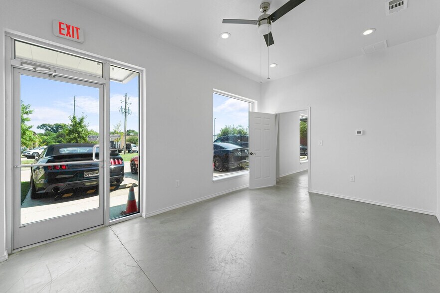 More Photos Of 414 Powerhouse St, McKinney Warehouse For Lease