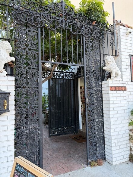 More Photos Of 11128 Ventura Blvd, Studio City Storefront Retail Residential For Lease
