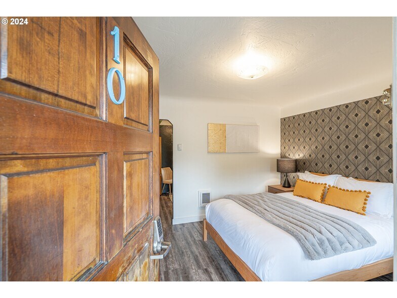 More Photos Of 1175 2nd St SE, Bandon Hotel For Sale