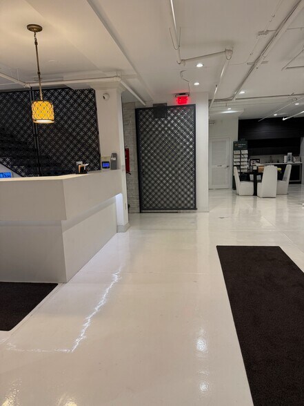 More Photos Of 530 Santa Monica Blvd, Santa Monica Storefront For Lease