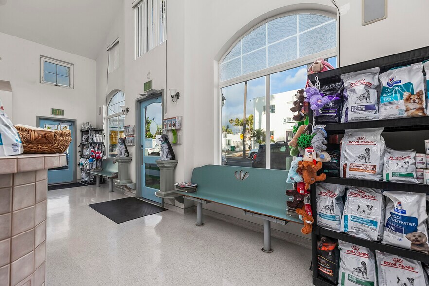 More Photos Of 1964-1968 Sunset Cliffs Blvd, San Diego Medical For Sale