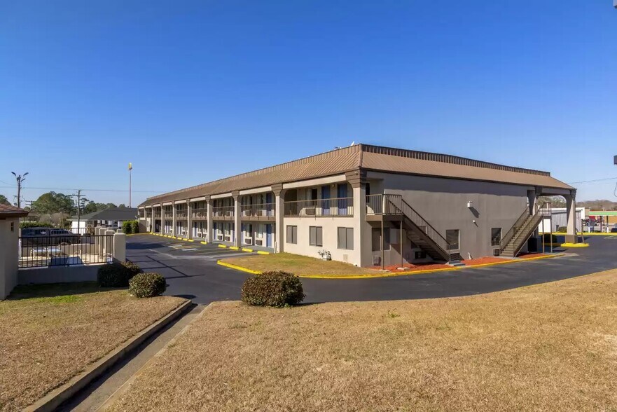 More Photos Of 820 Shoneys Dr, Ashburn Hotel For Sale