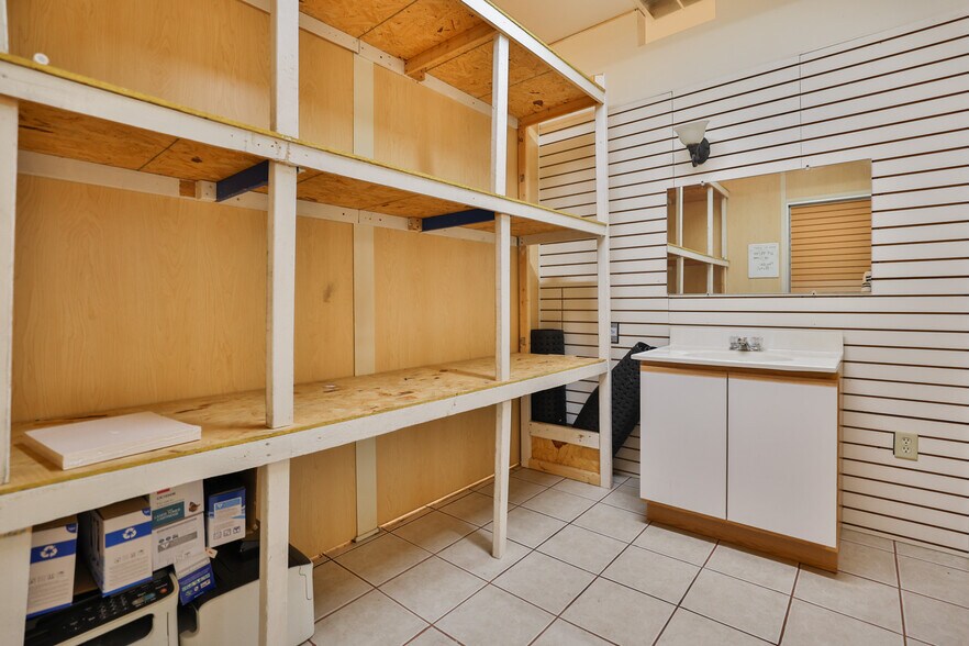 More Photos Of 107 N Bluff Rd, Collinsville Storefront For Sale