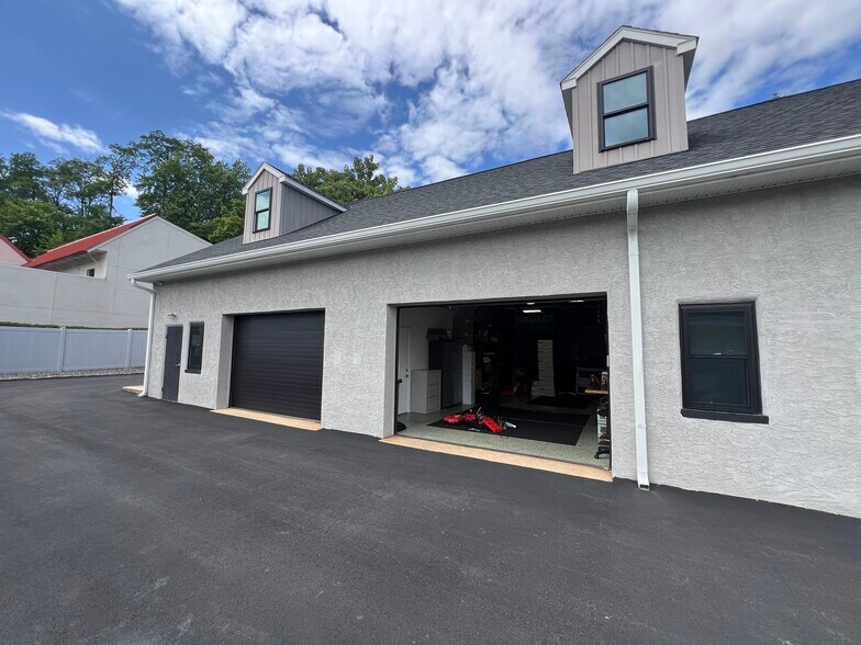 More Photos Of 1 Blackhorse Ln, Media Showroom For Sale