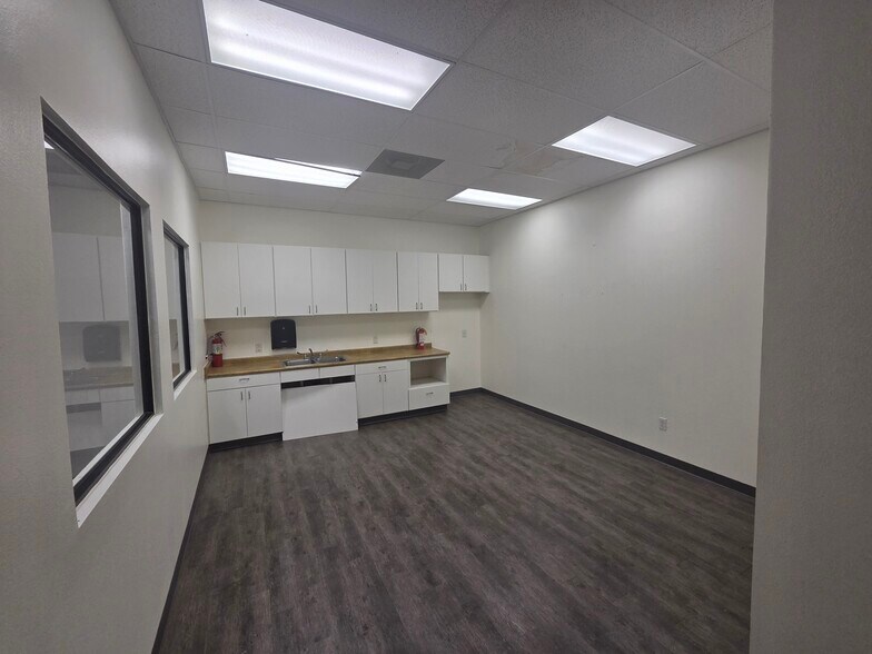 More Photos Of 16151 College Oak Dr, San Antonio Showroom For Sale