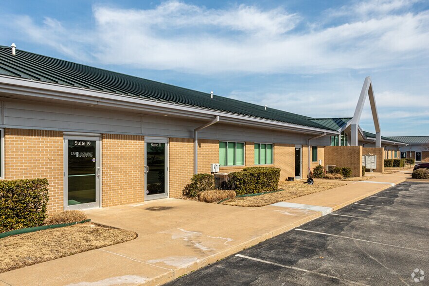More Photos Of 3101 SW I St, Bentonville Unknown For Lease