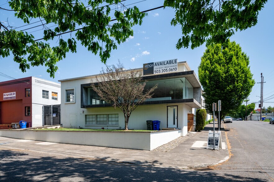 More Photos Of 911-915 NE Davis St, Portland Flex For Lease