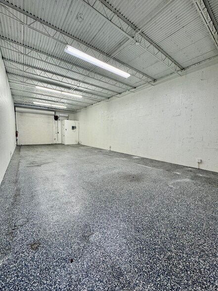 More Photos Of 692-702 SW 15th St, Pompano Beach Light Distribution For Lease