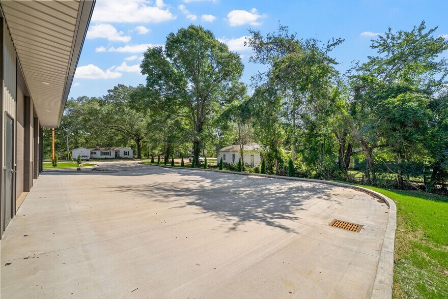 More Photos Of 1400 Dover Rd, Clarksville Showroom For Lease