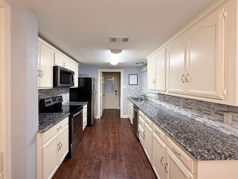 More Photos Of 211 Second St, Denton Flex For Sale