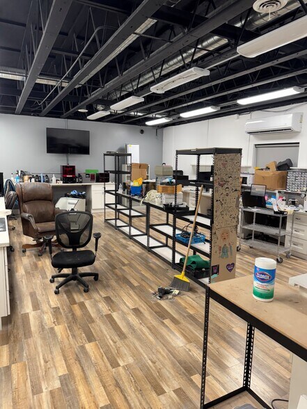 More Photos Of 9075 S Riverside Dr, Sandy Research And Development For Sale