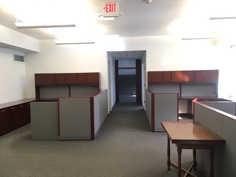 More Photos Of 245 Amity Rd, Woodbridge Storefront Retail Office For Lease