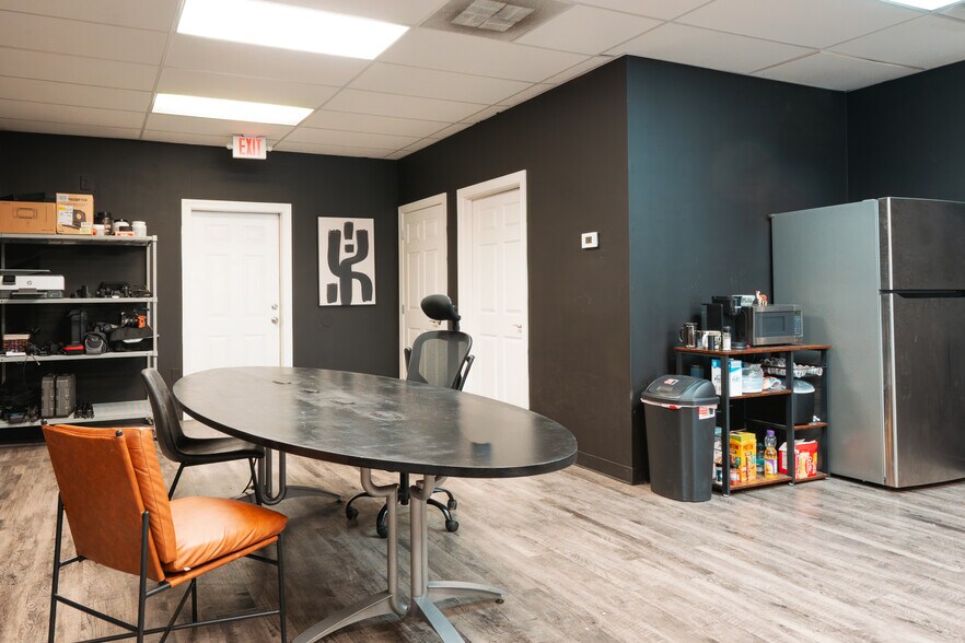 More Photos Of 7400-7440 NW River Park Dr, Parkville General Retail For Lease