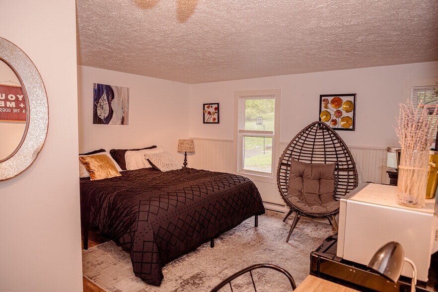 More Photos Of 2735 PA-390, Canadensis Hospitality For Sale